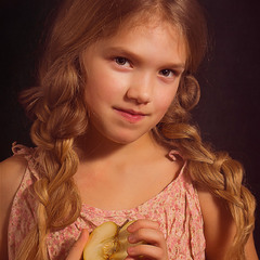 Дівчинка з половинкою яблука