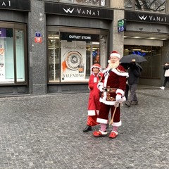 Санта Клаус с женой на улицах Праги