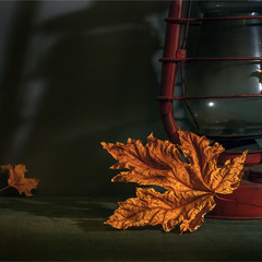 натюрморт з осіннім листям і лампою