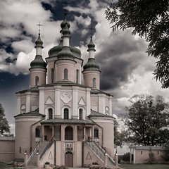Петропавлівська надбрамна церква.