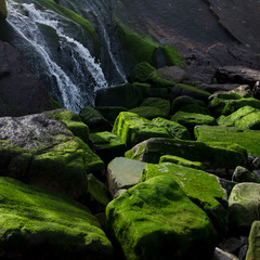 О зеленых камнях и водопаде