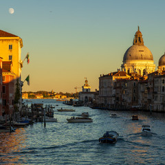 Сонце сідає, Місяць встає