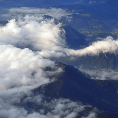 Укрылись горы одеялом облаков