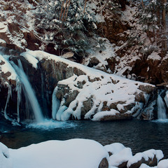 зимовий карпатський водоспад