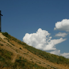 Видишь там, на горе , возвышается крест...