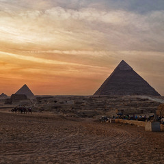 Закат у пирамид