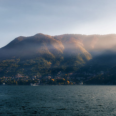 Утренняя туманность на озере Комо...Италия.