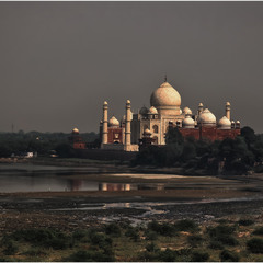 Тадж-Маха́л— мавзолей-мечеть, находящийся в Агре, Индия, на берегу реки Джамна...