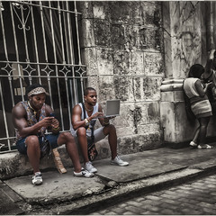 Кубинские "пацаны" и интернет...Гуляя улочками Гаваны!!!