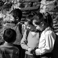 Непал... высоко в горах...школьники.(Архив) .