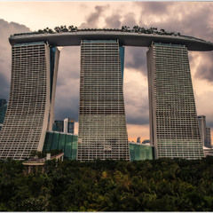 Вечерело...Сингапурский отель Marina Bay Sands можно смело назвать самым необычным отелем в мире.