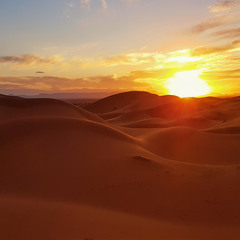 Закат...Одинокий путник...Сахара...Марокко ! 