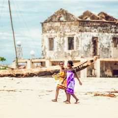 Прогуливаясь вдоль океана...Дети и Мадагаскар!