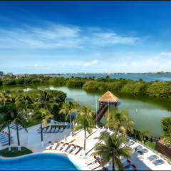Естественное озеро расположено в отеле и рядом с морем...Карибы.Мексика.