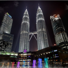 Вечернее шоу фонтанов...Башни-близнецы Петронас в Куала-Лумпуре, Малайзия .