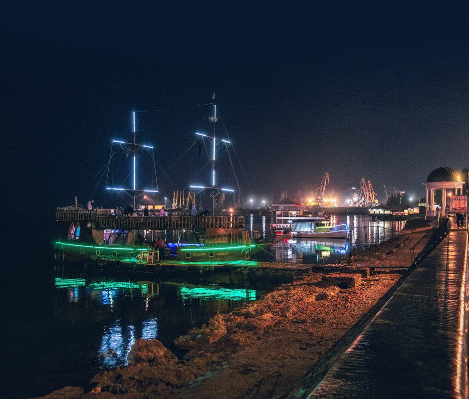 Бердянск. Бердянск Украина море. Ночной Бердянск. Бердянск набережная корабль.