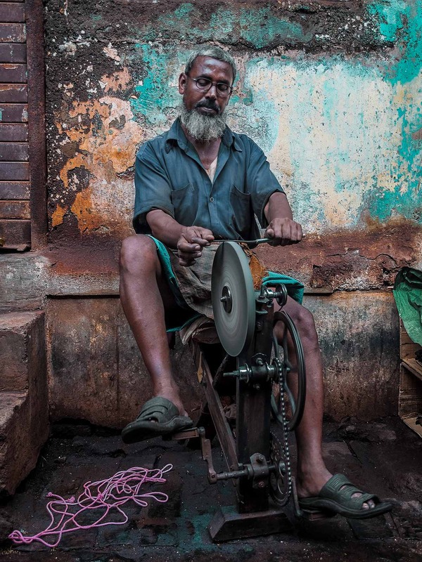Точильщик ножей профессия. Точильщик профессия. Точильщик человек. Точильщик ножей. Точильщик профессия.