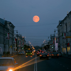 Луна над городом