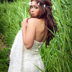 Девушка в белом платье на берегу маленькой лесной речки