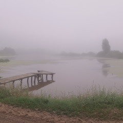 Панорамка вкритого туманом озера