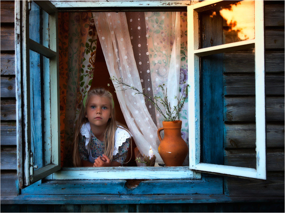 Хочу домой в деревню. Окно в деревенском доме. Деревенское окошко. Открытое окно в деревенском доме. Фотосессия в деревенском доме.