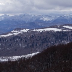 погляд на Бескиди зі скелі Острий Камінь