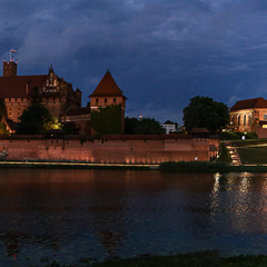 Замок Мальборк в ночі