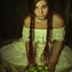 Анна-Мария с яблоками
