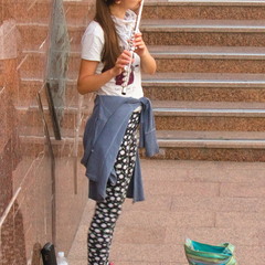 Дівчинка-музикант грає на флейті
