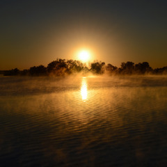 Туманом озеро дышало