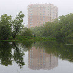 Міське озеро у тумані