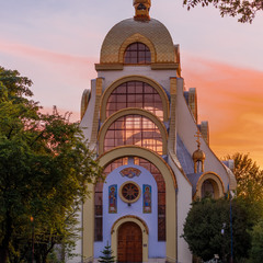 Церква під час заходу сонця