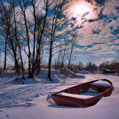 А він все чекає, що скоро прилине весна.