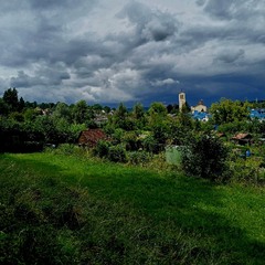 З хмарами.