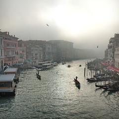 Перетворення сонячної Венеції в туманну..