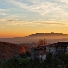 На схилах, де народжується Просекко, захід сонця пише поему кольорів