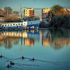 Корабель, що став берегом і річкова варта Феррари