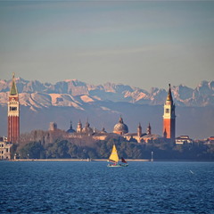 Під поглядом Доломітів маленький човен несе мрію через лагуну