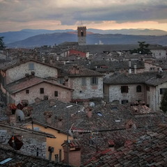 Подих вічності над теракотовими дахами