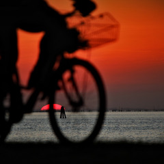 Тандем із сонцем, що сідає