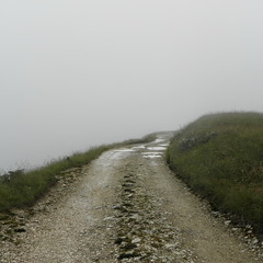 Дорога накрита хмарами
