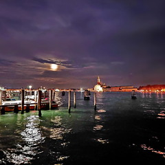 Вчорашній туманний  місяць над Венецією..