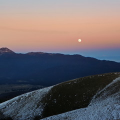 Місяць милується вечірнею пастелью гір