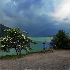 Два хлопчика біля озера..