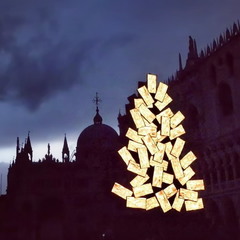 Венеціанська різдв'яна ялинка ввечері