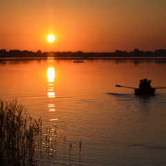 восход над озером