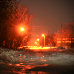 Ночная Зима в отраженниях улличных фонарей