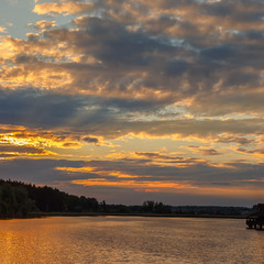 Захід сонця на озері.