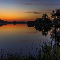 Захід сонця на озері.
