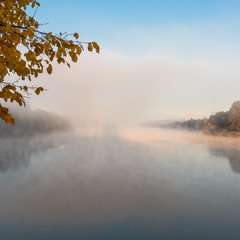 Ранковий туман на озері.